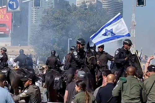 Thumbnail - Israeli police hit protesters with stun grenades, water cannon