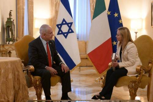 Italian Prime Minister Giorgia Meloni (R) welcomes Israeli Prime Minister Benjamin Netanyahu (L) with a ceremony at Chigi Palace in Rome, Italy on March 10, 2023 [Israeli Gov't Press Office (GPO)/ Anadolu Agency]