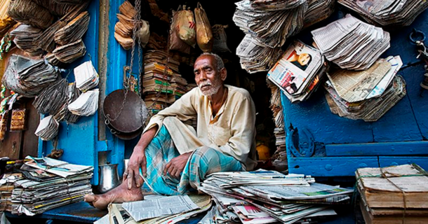 Paper bag maker in India. (© Jorge Royan / http://www.royan.com.ar / CC BY-SA 3.0)