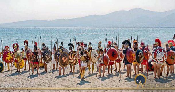 Athenians on the beach of Marathon. Modern re-enactment of the battle (2011) (CC BY-SA 3.0)