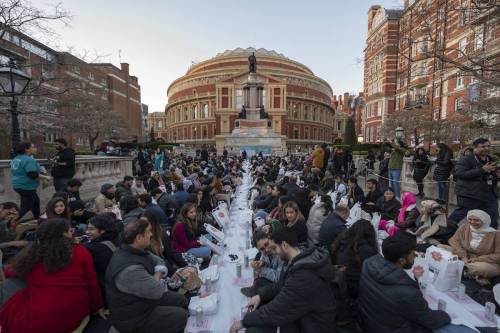 Thumbnail - London's Royal Albert Hall hosts open iftar