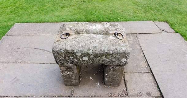 This is a replica of the stone, also known as the Stone of Destiny, upon which the kings of Scotland were crowned on Moot Hill. In 1296 it was captured by Edward I as spoils of war and taken to Westminster Abbey. Source: (CrlNvl/CC BY SA 4.0)