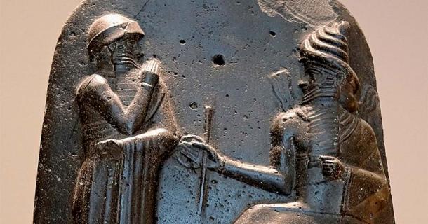 Hammurabi (standing) receiving his royal insignia from the deity Shamash. Source: Hammurabi/CC BY 3.0