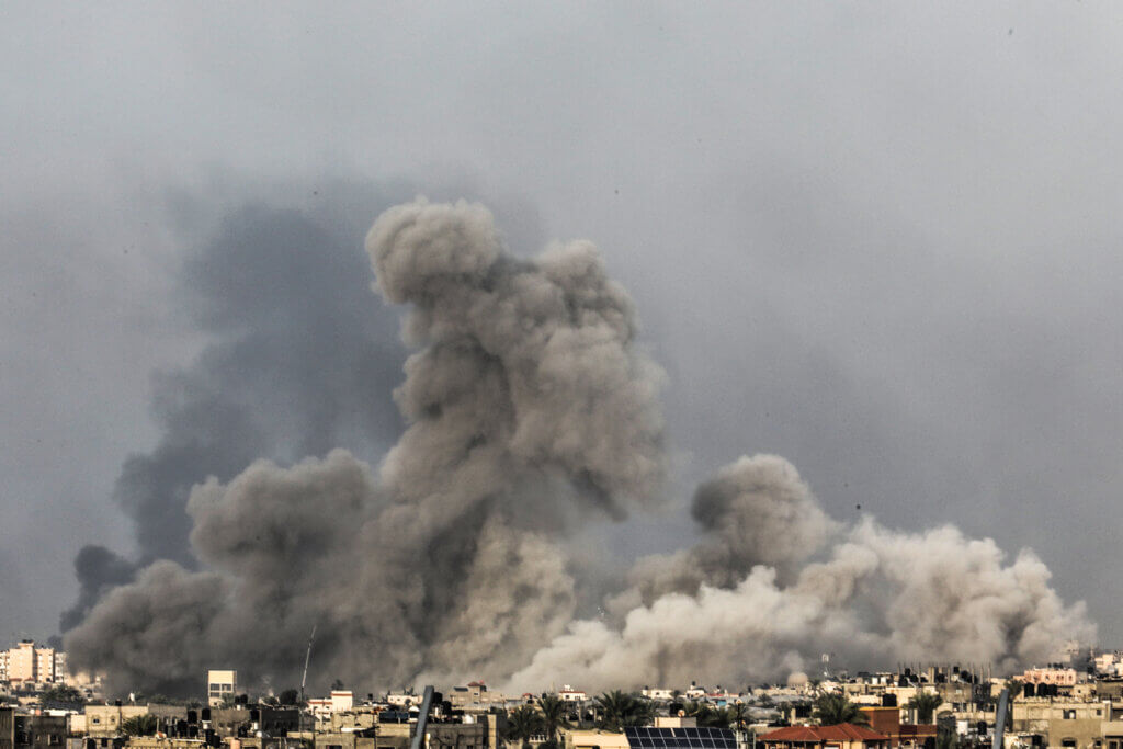 Smoke rises after an Israeli airstrike on the city of Khan Younis in the southern Gaza Strip, December 7, 2023. (Photo: © Abed Rahim Khatib/dpa via ZUMA Press/APA Images)